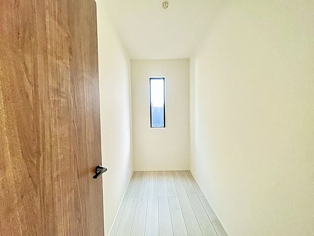 広々収納で、仕事着、普段着をまとめて収納できます。 