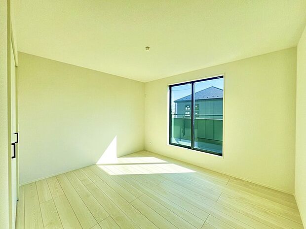 バルコニーに面した4.5帖の洋室。開口部からは優しい陽光が差し込み心地よい風が通り抜けます。