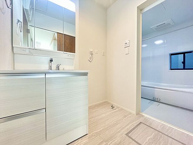 ゆとりの洗面スペースで朝の身支度もスムーズに行えます。