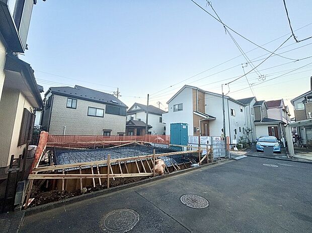 セカンドカーや来客時にも便利なカースペース2台分(車種による)ございます。