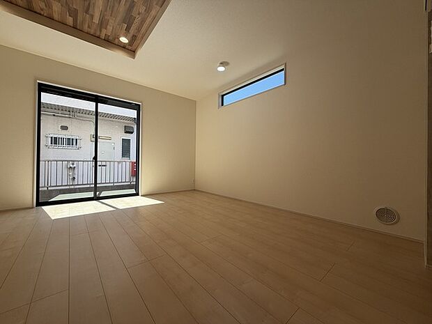 いつも家族の集まるリビングは広々とした15.12帖。通風・採光にも優れ、心安らぐ風と光がたえない空間。汎用性に富んだ居住スペースと、高揚感さえも与えてくれる住空間です。