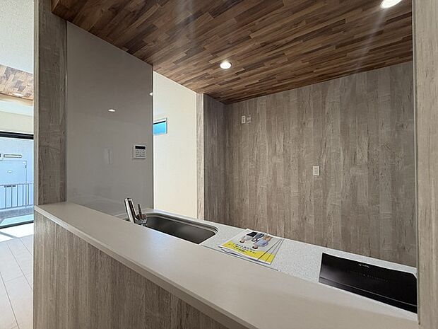 リビングにいる家族の顔が見渡せるカウンターキッチン。お料理もより一層おいしく、楽しく。食器棚を背面に設置しても十分な広さを確保しています。