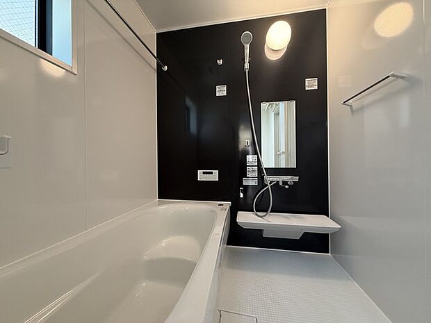 一緒にお風呂に入っている子供達の声がリビングまで聞こえてきそうな広々とした1坪バス