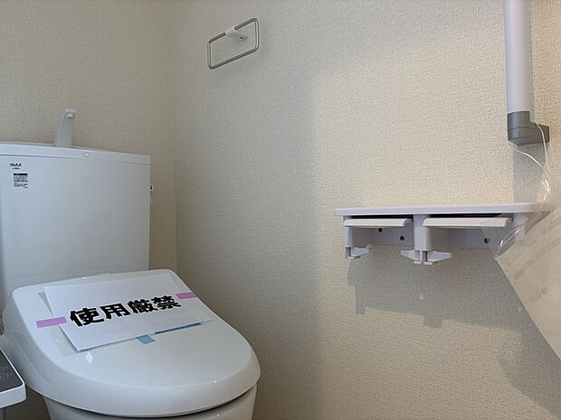 ウォシュレット機能付きのトイレ。換気のしやすい窓付きで、収納もあり実用性も兼ね備えた造り。