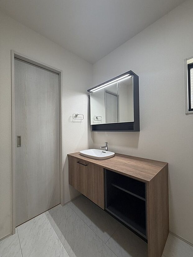 お出かけ前の身だしなみに一歩差がつく三面鏡。ミラー裏にはたっぷり収納もございます。