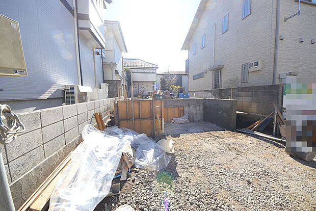 戸建てが立ち並ぶ静かな住宅街。四季折々の移り変わりを感じながら自然と楽しみ、暮らす、そんな毎日を日々の中で感じられる住環境