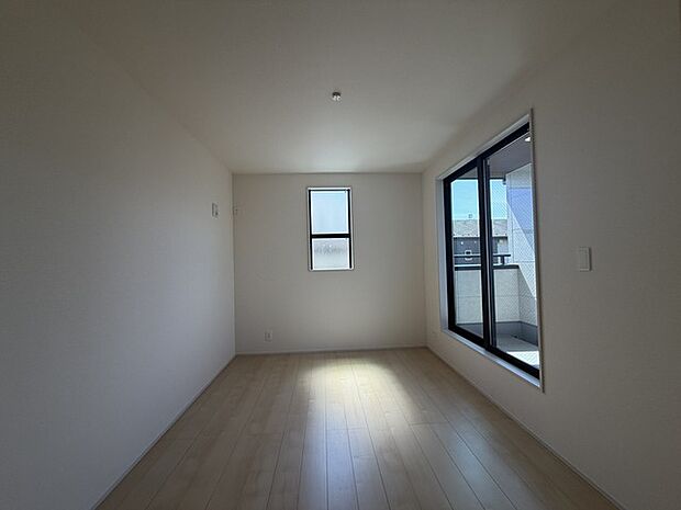 今からここを誰のお部屋にしようか、そんな洋室。大きさは7帖です。