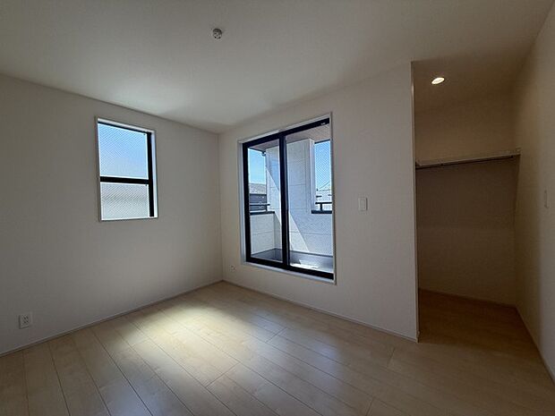 今からここを誰のお部屋にしようか、そんな洋室。大きさは7帖です。