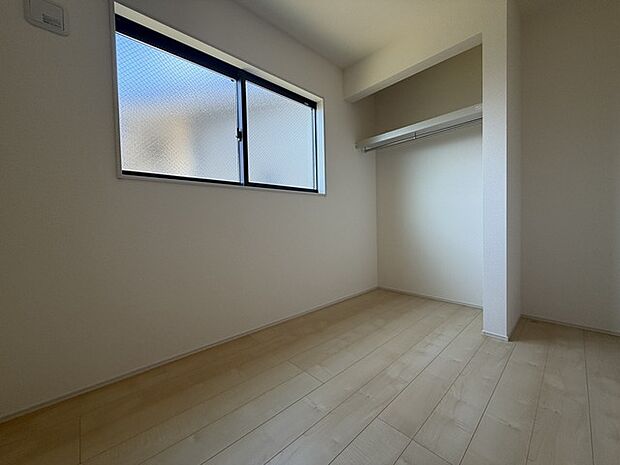 今からここを誰のお部屋にしようか、そんな洋室。大きさは3.87帖です。