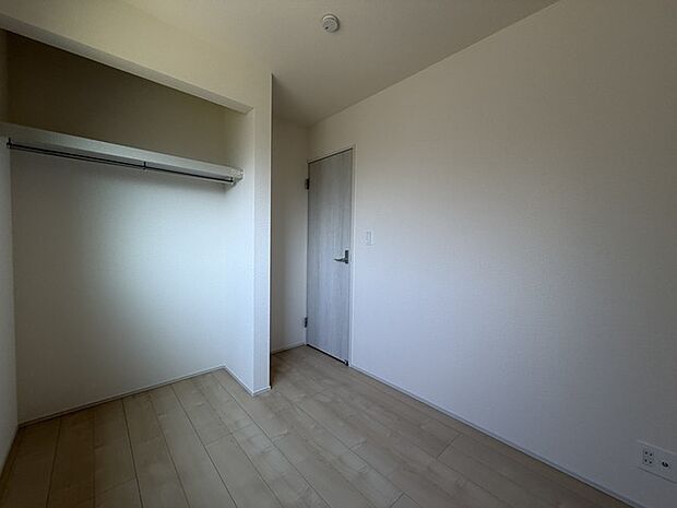 今からここを誰のお部屋にしようか、そんな洋室。大きさは3.87帖です。