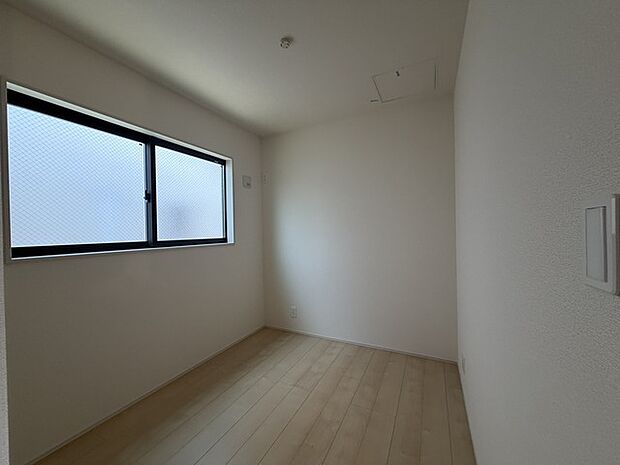 どんな家具にでも相性が良い清潔感ある白色調のクロスを採用。主張しすぎない配色、耐久性にも優れた床材は日々のメンテナンスも楽に、快適に過ごして頂けるよう考えられています。