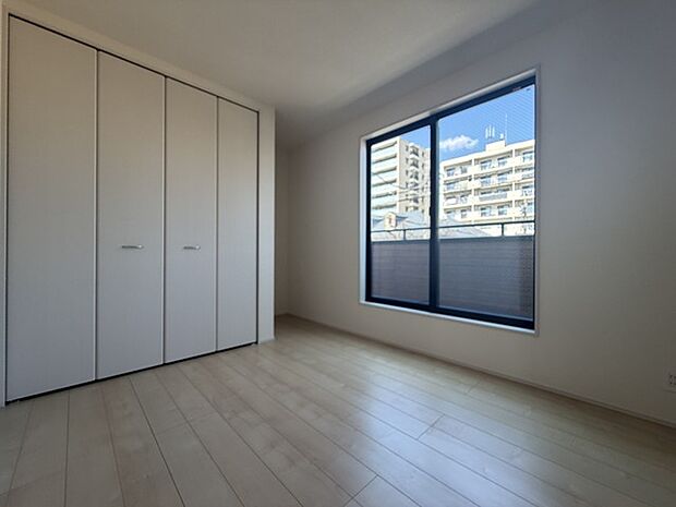 今からここを誰のお部屋にしようか、そんな洋室。大きさは5.75帖です。