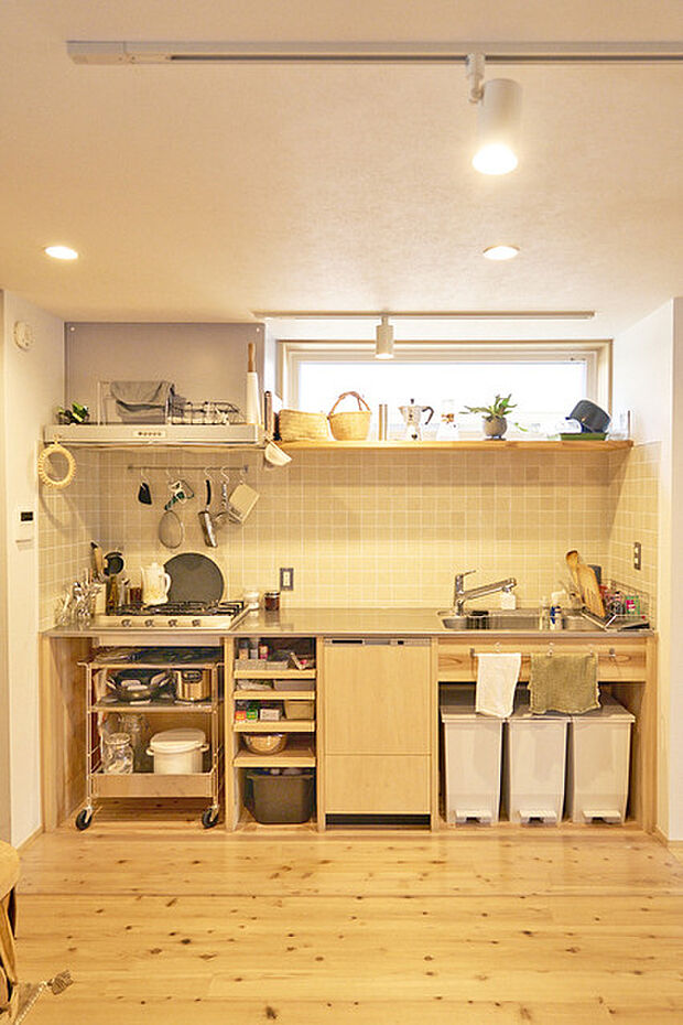 （参考写真）床は杉の無垢材、天井はシナ材、壁はモイスが標準仕様。造作棚はオプションですが、内装に合わせてオーダーができるのが嬉しい  ・プラン建物面積：建物90.90平米PLAN  