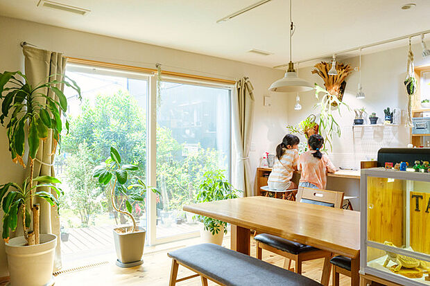 (参考写真)床は杉の無垢材、天井はシナ材、壁はモイスが標準仕様。内装に合わせてオーダーができるのが嬉しい ・プラン建物面積:建物90.90平米PLAN ・プラン建物価格:3、960万円(税込)