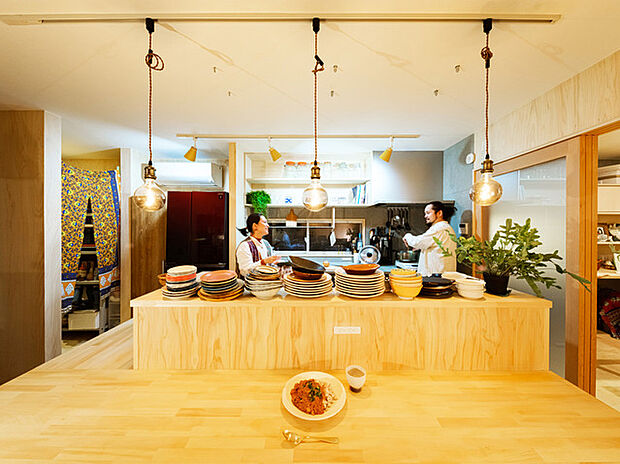 （参考写真）床は杉の無垢材、天井はシナ材、壁はモイスが標準仕様。内装に合わせてオーダーができるのが嬉しい  ・プラン建物面積：建物64.46平米PLAN  ・プラン建物価格：3、520万円（税込）