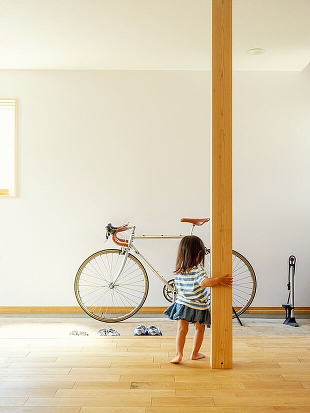 （参考写真）床は杉の無垢材、天井はシナ材、壁はモイスが標準仕様。内装に合わせてオーダーができるのが嬉しい ・プラン建物面積：建物84.29平米PLAN  ・プラン建物価格：3、850万円（税込）