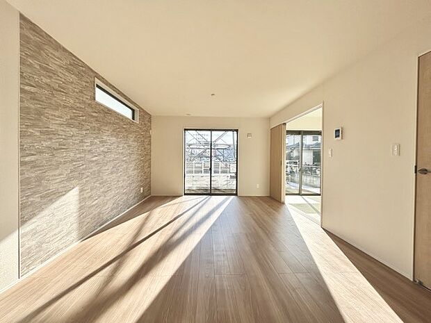 家族や友人、両親、親戚とこれから沢山の時間を紡ぐのだろう。そこを彩るのは窓から見える青い空、心地よい緑。そんなイメージが膨らむリビングスペース。