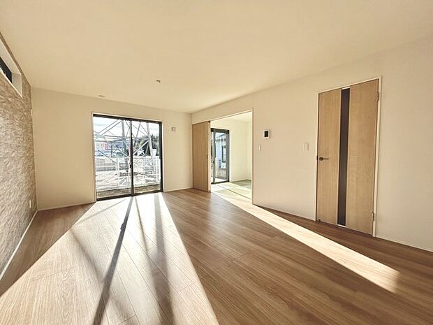 家族団欒のリビング。陽光差し込む食卓には家族の会話とスマイルが溢れます。いつまでもここで食卓を囲みたくなる、そう感じさせてくれるスペース。