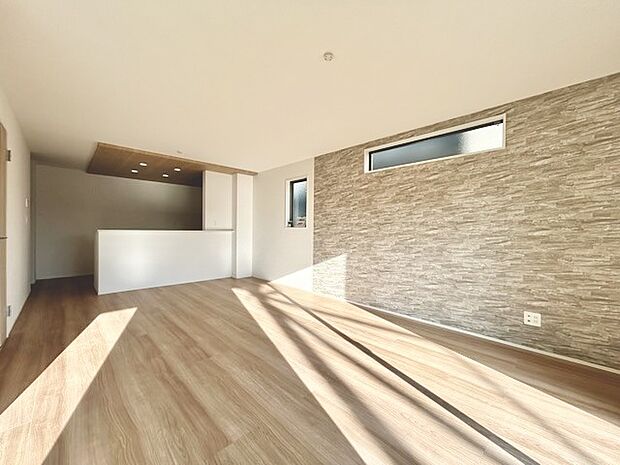 家族の集うリビングには色々な方向から光が差し込む設計に。家族のコミュニケーションが弾むスポットだから明るい雰囲気であってほしい。