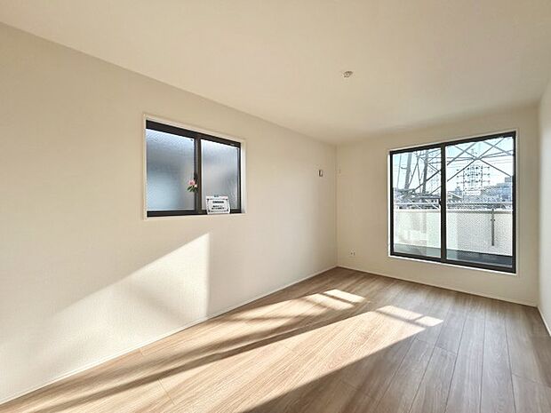 大きな開口部から明るい光が差し込むリビング。日中の室内の明るさがこの部屋の魅力です。