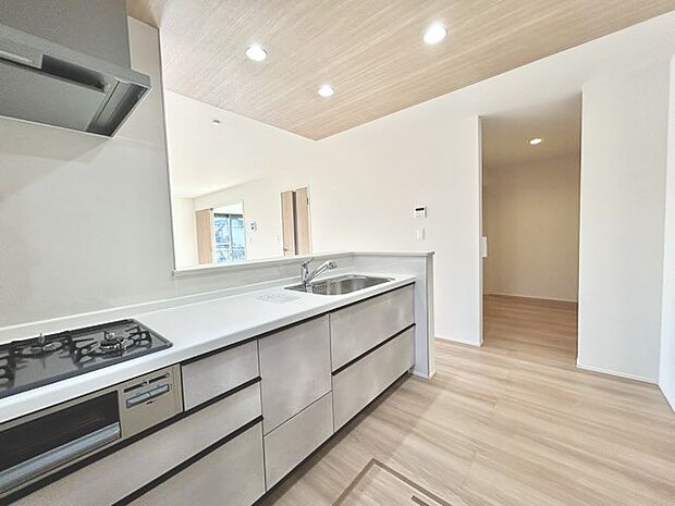 リビングにいる家族の顔が見渡せるカウンターキッチン。お料理もより一層おいしく、楽しく。食器棚を背面に設置しても十分な広さを確保しています。