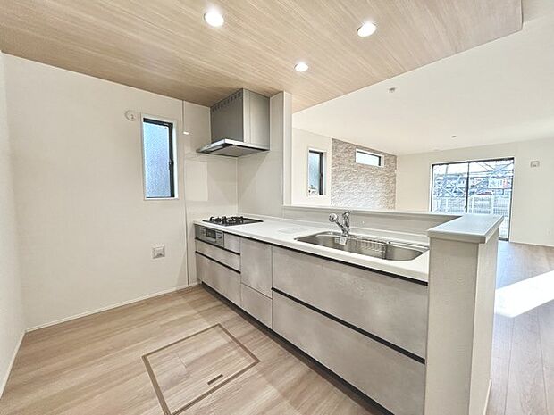 家族が一番集まる場所だから広々としつつも素敵な空間であって欲しい。皆がくつろぐリビングからキッチンまでが一つに繋がる空間。