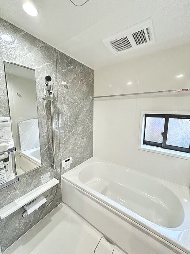 その日の疲れをゆっくりと落としてくれる場所、お子様との大事なひと時を楽しくしてくれる場所。曲線美も感じられるくつろぎのバスタブは、半身浴も楽しめる居心地の良さ。