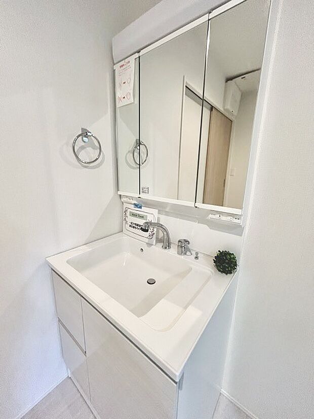 お出かけ前の身だしなみに一歩差がつく三面鏡。ミラー裏にはたっぷり収納もございます。