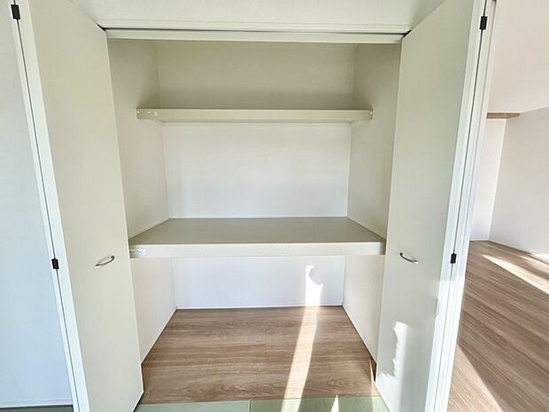 広々収納で、仕事着、普段着をまとめて収納できます。