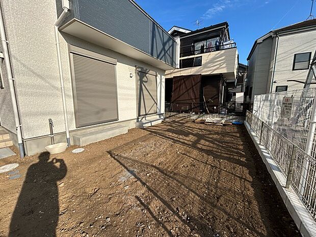 戸建てならではのお庭スペース。BBQやガーデニング、お子様のプールなど、、、、様々な楽しみ方ができるプライベート空間。ご家族皆さままで思いっきりお楽しみください。