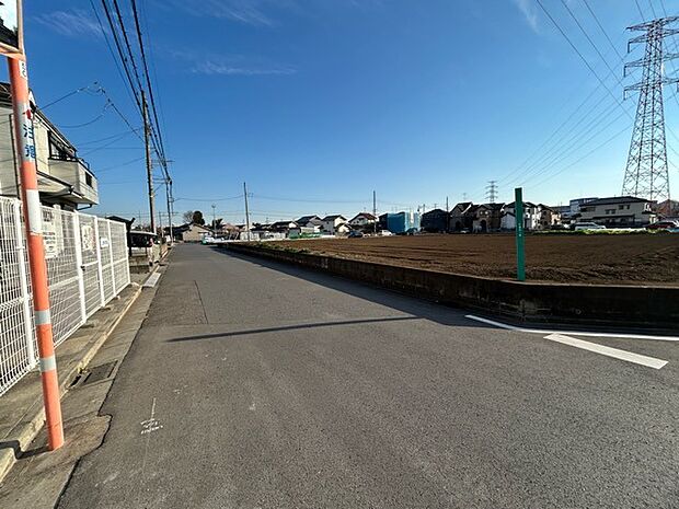 6m幅員の道路に面しておりお車の運転が苦手な方でも安心して出入りいただけます。