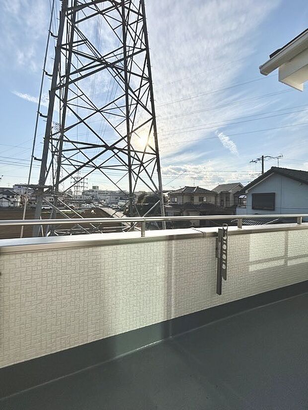 陽ざしが差込む明るいバルコニー。奥行きのあるバルコニーはお洗濯時に助かります。