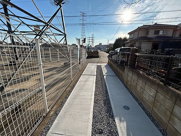 セカンドカーや来客時にも便利なカースペース2台分ございます。