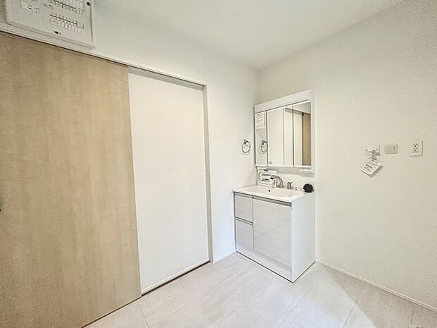 ゆとりの洗面スペースで朝の身支度もスムーズに行えます。