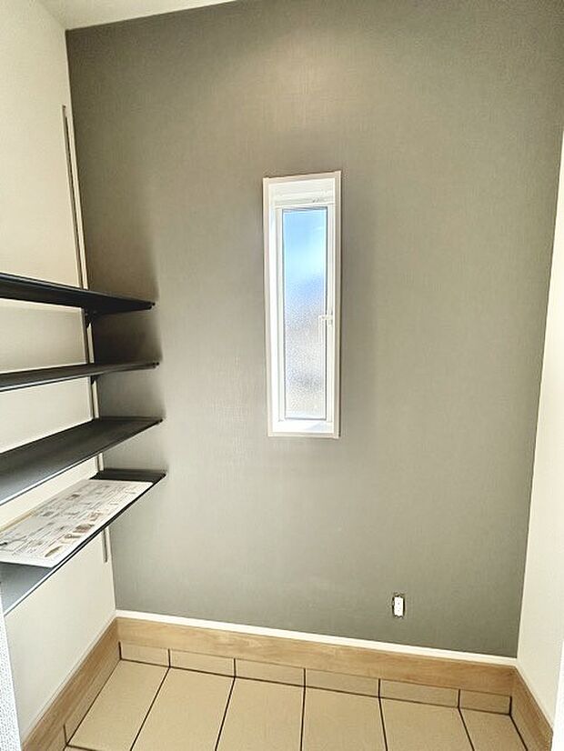 土間収納付きでベビーカーやゴルフバック、お子様のおもちゃもスッキリ収納できます。