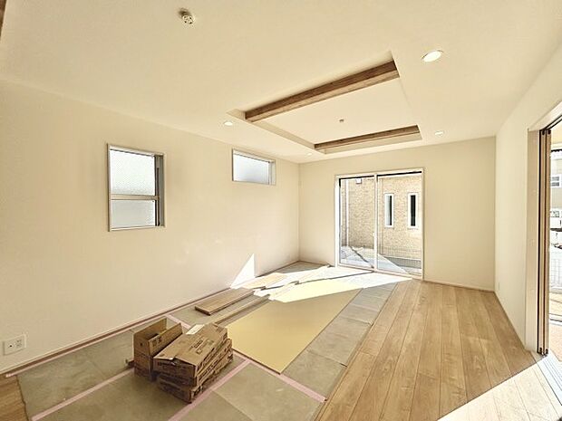 家族団欒のリビング。陽光差し込む食卓には家族の会話とスマイルが溢れます。いつまでもここで食卓を囲みたくなる、そう感じさせてくれるスペース。