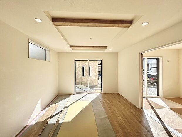 家族や友人、両親、親戚とこれから沢山の時間を紡ぐのだろう。そこを彩るのは窓から見える青い空、心地よい緑。そんなイメージが膨らむリビングスペース。