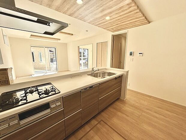 家族が一番集まる場所だから広々としつつも素敵な空間であって欲しい。皆がくつろぐリビングからキッチンまでが一つに繋がる空間。