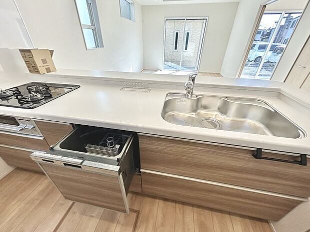 時短に活躍する食器洗浄機や一杯の水も楽しめる浄水器があるシステムキッチン。