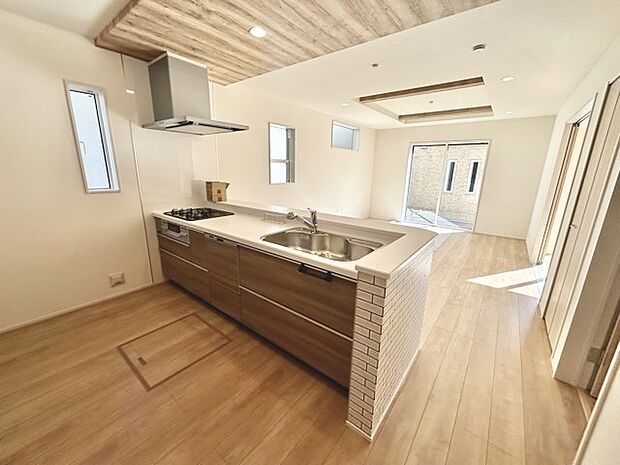 家族団欒のリビング。陽光差し込む食卓には家族の会話とスマイルが溢れます。いつまでもここで食卓を囲みたくなる、そう感じさせてくれるスペース。