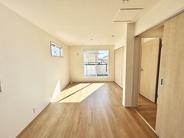 2面採光を確保した明るい室内は、爽やかな風を感じる居心地の良い空間です。