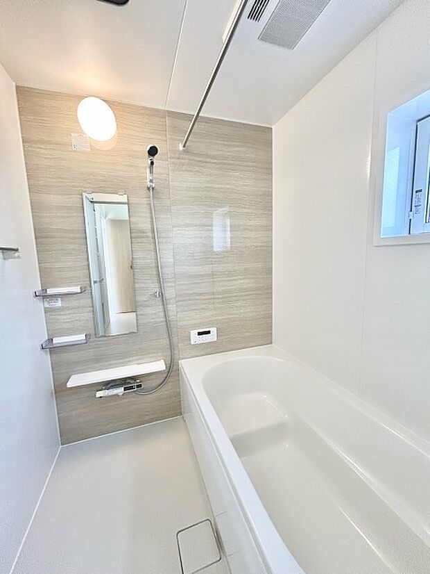 その日の疲れをゆっくりと落としてくれる場所、お子様との大事なひと時を楽しくしてくれる場所。曲線美も感じられるくつろぎのバスタブは、半身浴も楽しめる居心地の良さ。