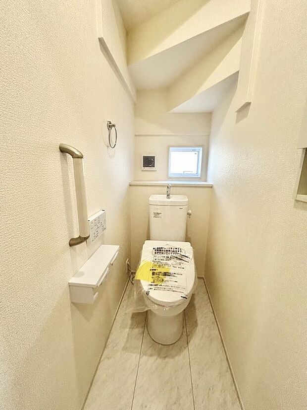 ウォシュレット機能付きのトイレ。換気のしやすい窓付きで、収納もあり実用性も兼ね備えた造り。