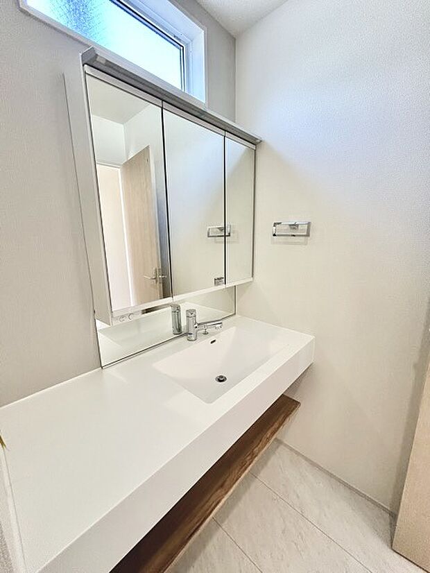 お出かけ前の身だしなみに一歩差がつく三面鏡。ミラー裏にはたっぷり収納もございます。