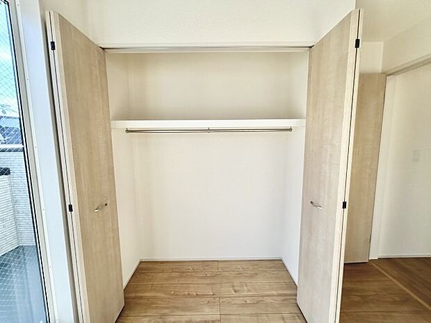 広々収納で、仕事着、普段着をまとめて収納できます。