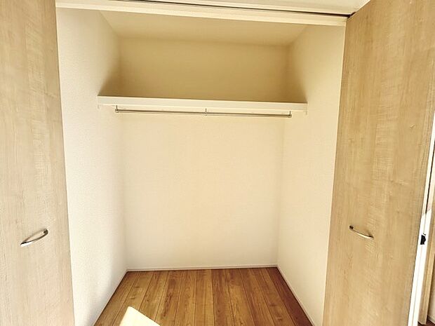 衣類の整理整頓に嬉しいクローゼット付きのお部屋。お子様のお部屋としても便利です。