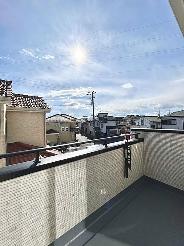 陽ざしが差込む明るいバルコニー。奥行きのあるバルコニーはお洗濯時に助かります。