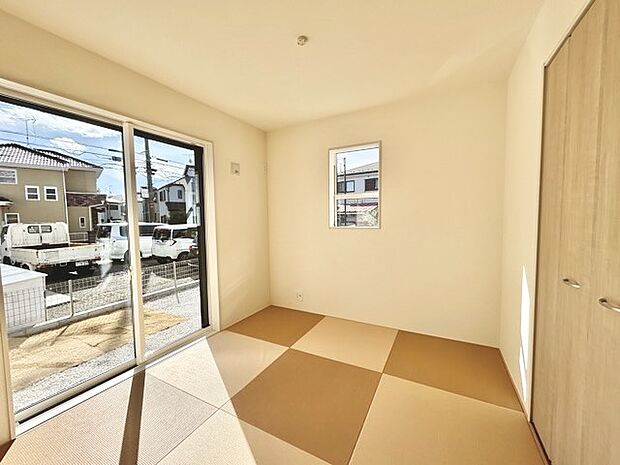 大きな開口部から明るい光が差し込む、日中の室内の明るさがこの部屋の魅力です。