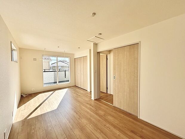 どんな家具にでも相性が良い清潔感ある白色調のクロスを採用。主張しすぎない配色、耐久性にも優れた床材は日々のメンテナンスも楽に、快適に過ごして頂けるよう考えられています。