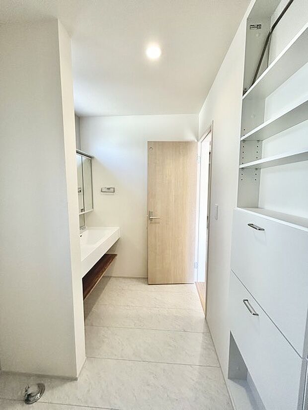 ゆとりの洗面スペースで朝の身支度もスムーズに行えます。